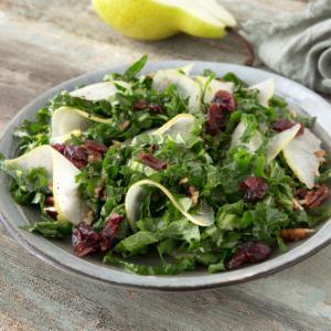 Salad with pears, nuts and balsamic vinaigrette