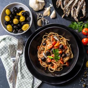 Spaghetti with sardines, tomato sauce and capers